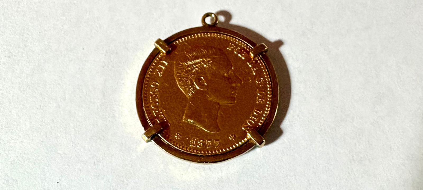 Colgante con moneda sobre fondo claro
